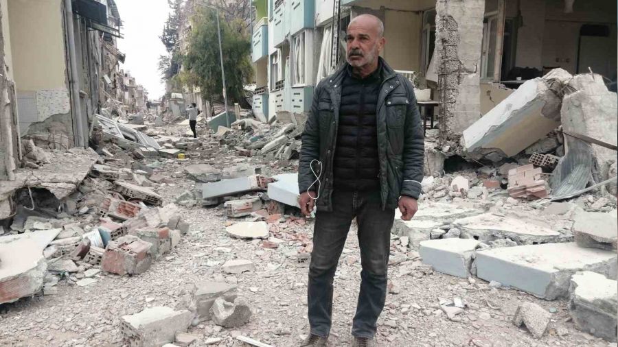 Mahalle yerle bir oldu, bir tek muhtar kald�