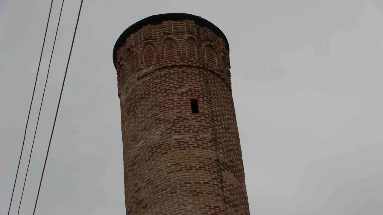 Malatya'da 800 y�ll�k tu�la minare gelene�i s�r�yor