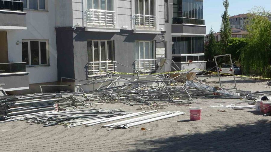 Malatya'da inşaat iskelesi çöktü