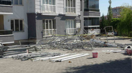 Malatya'da inşaat iskelesi çöktü