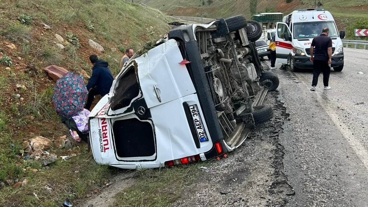 Malatya'da yolcu minibüsü devrildi: 12 yaralı