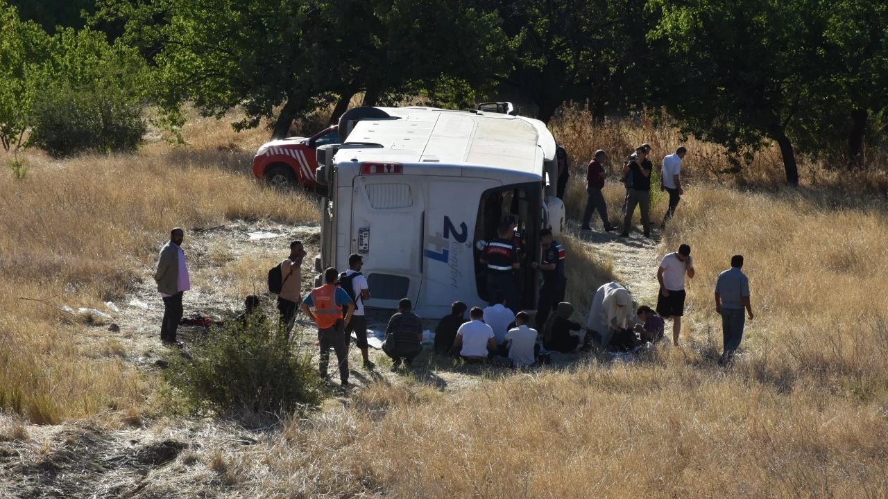 Malatya'da yolcu otob�s�n�n devrilmesi sonucu 22 ki�i yaraland�