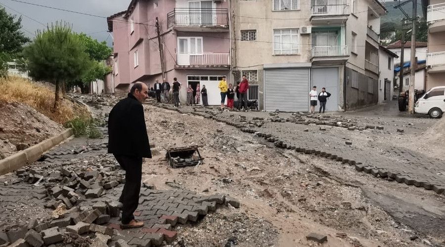 Manisa'da sel felaketi: 17 ev hasar g�rd�