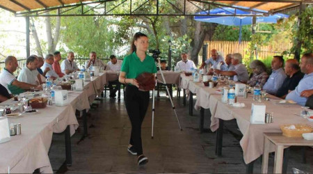 Manisalı üzümcüler, üzümün geleceği için toplandı