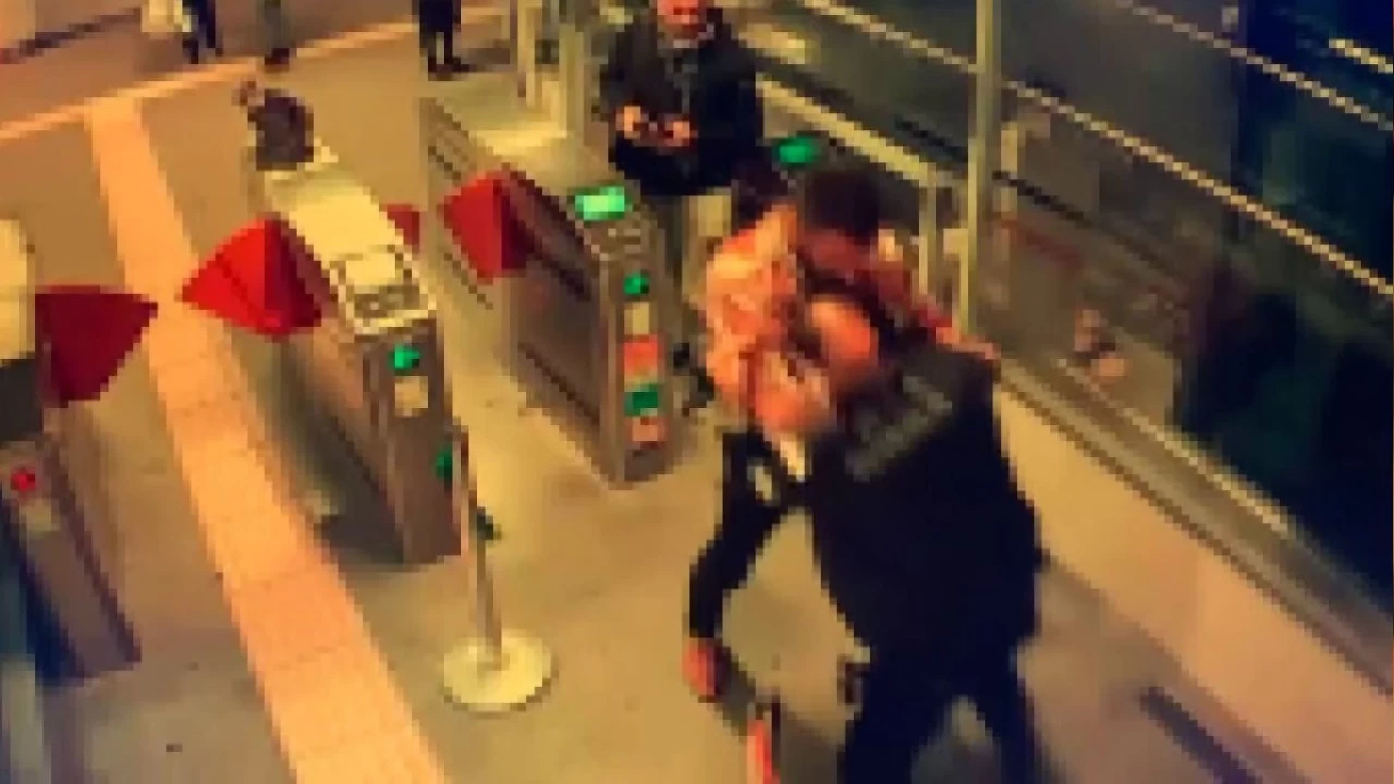 Marmaray'da g�venlik g�revlisi tart��t��� yolcuyu vurdu