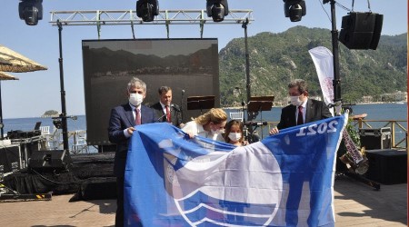 Marmaris'te beş yıldızlı otel konforundaki halk plajı açıldı