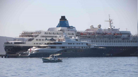 Mega yat Bodrum'a demirledi