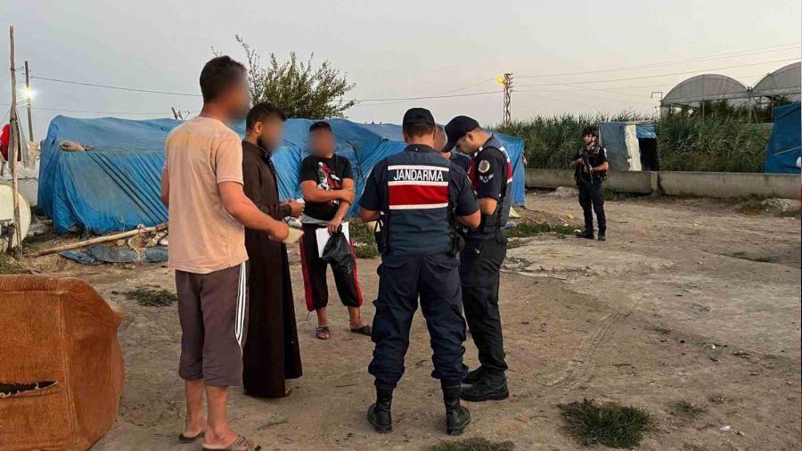 Mersin'de 12 kaçak göçmen yakalandı