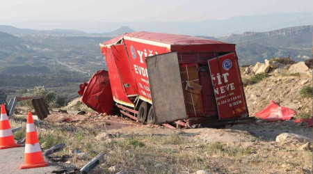 Mersin'de nakliye kamyonu arampole utu: 4 l