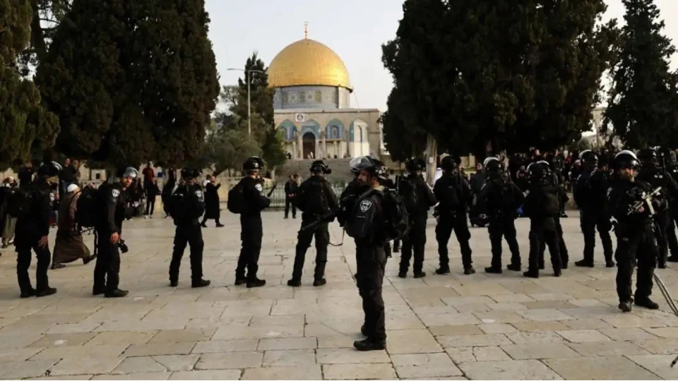 Mescid-i Aksa'da cuma namaz�na �srail engeli