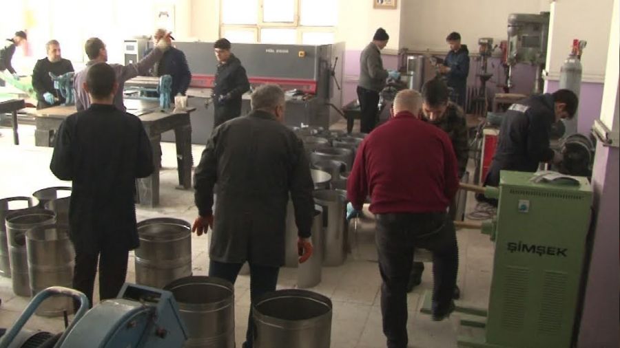 Meslek lisesinde depremzedeler için soba üretiliyor