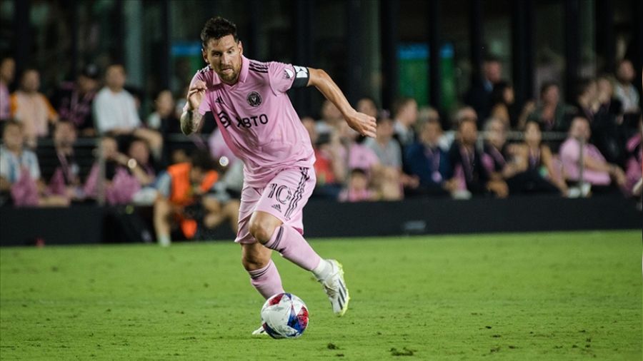 Messi, takmn srtlamaya devam ediyor