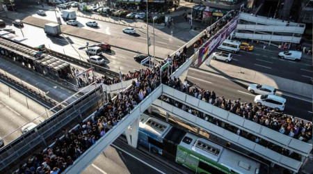 Metrobüse ulaşım kuyruğu üst geçidi kilitledi
