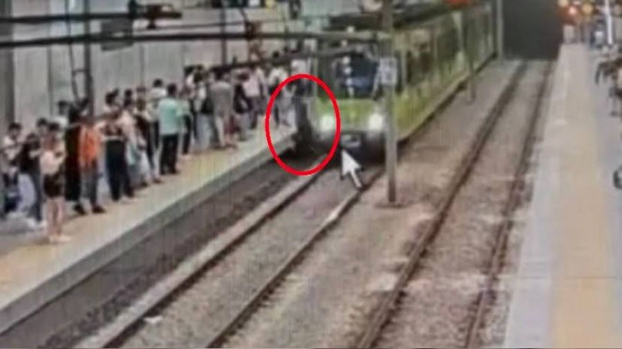 Metronun önüne atladı