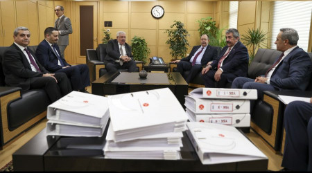 MHP'de parti yöneticileri kendilerini garantiye aldı