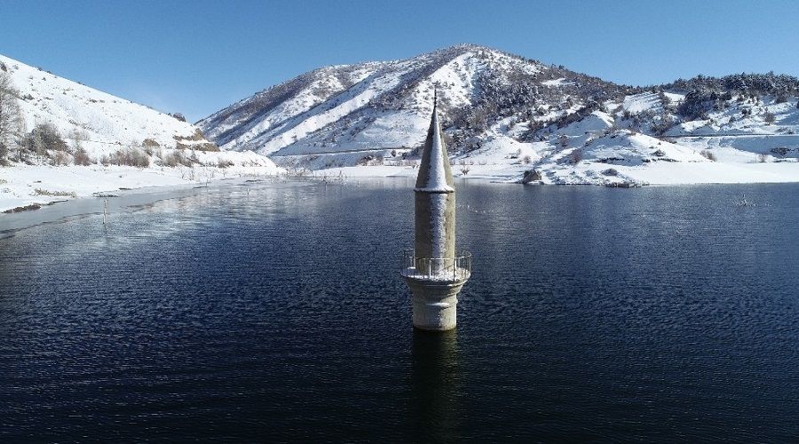 Minaresi var camisi yok
