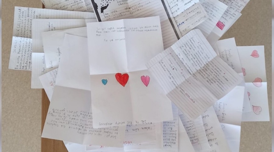 Miniklerden sa�l�k �al��anlar�na te�ekk�r