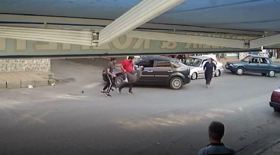 Motosikletliyi uyard� dayak yedi