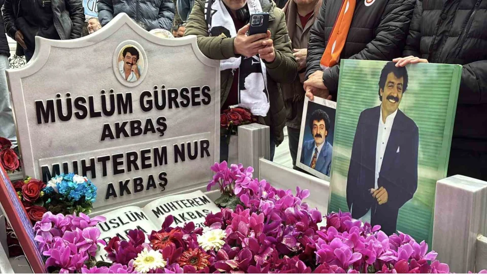 "M�sl�m Baba" unutulmad�: Sevenleri mezar� ba��nda bulu�tu