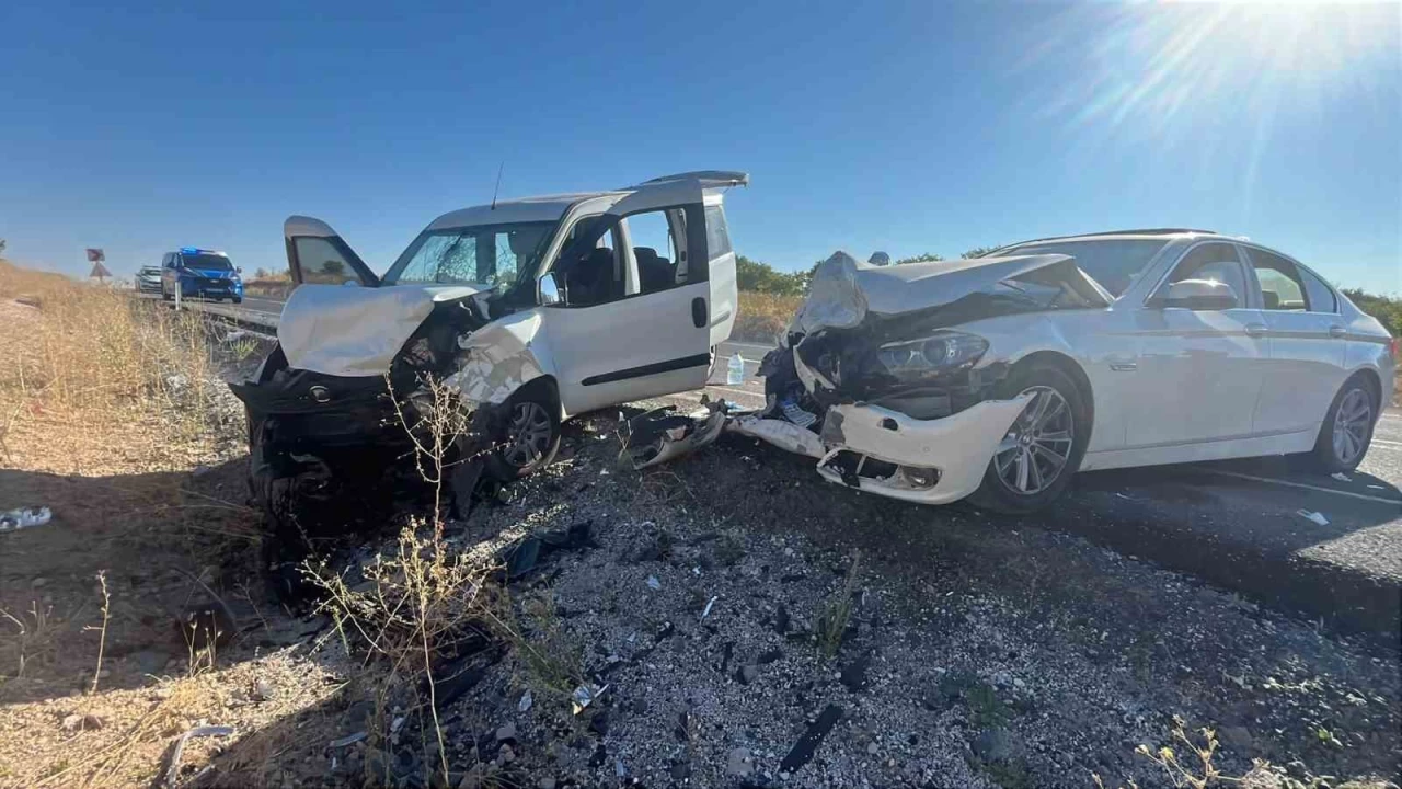 Nev�ehir'de iki ara� kafa kafaya �arp��t�: 14 yaral�