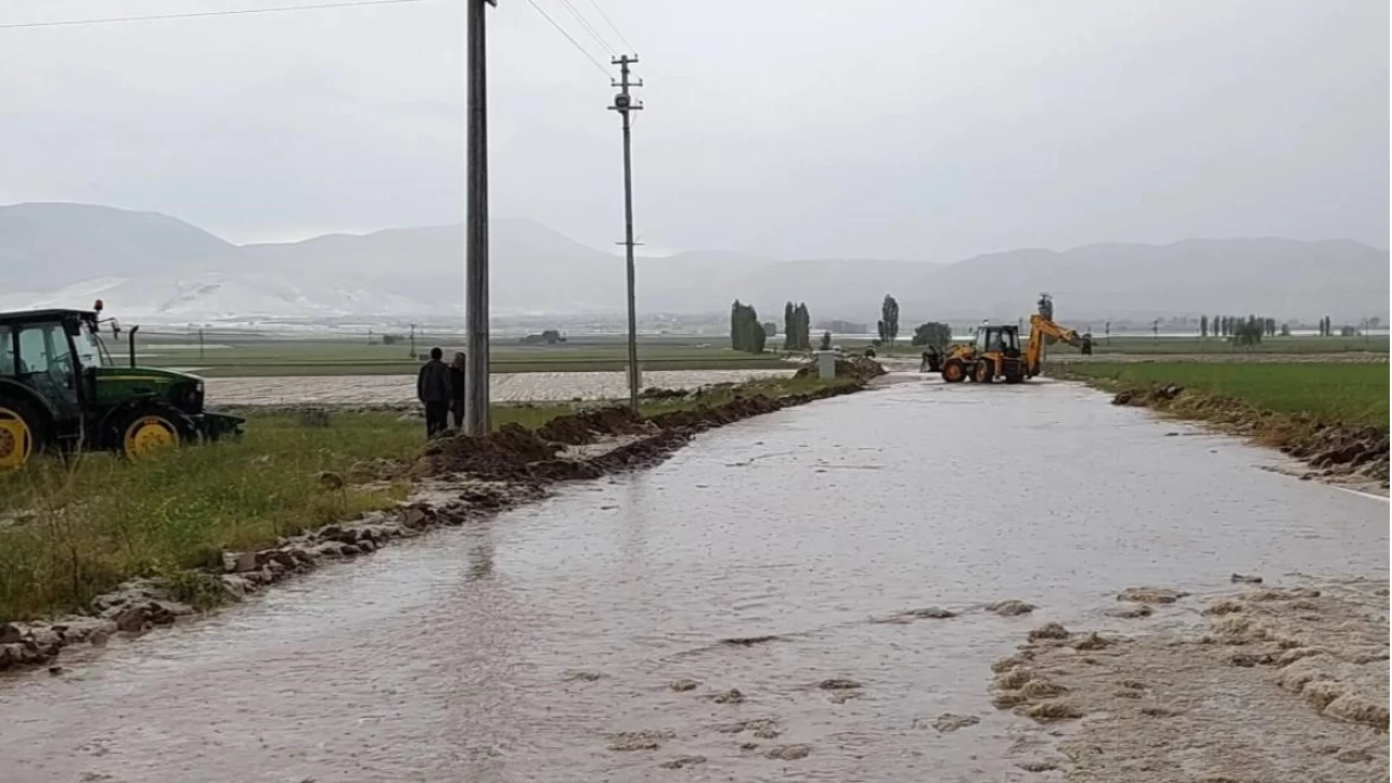 Nevşehir'de sel ve dolu tarım arazilerini vurdu
