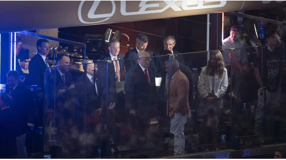   New York Knicks taraftarlar� Trump'� yuhalad�