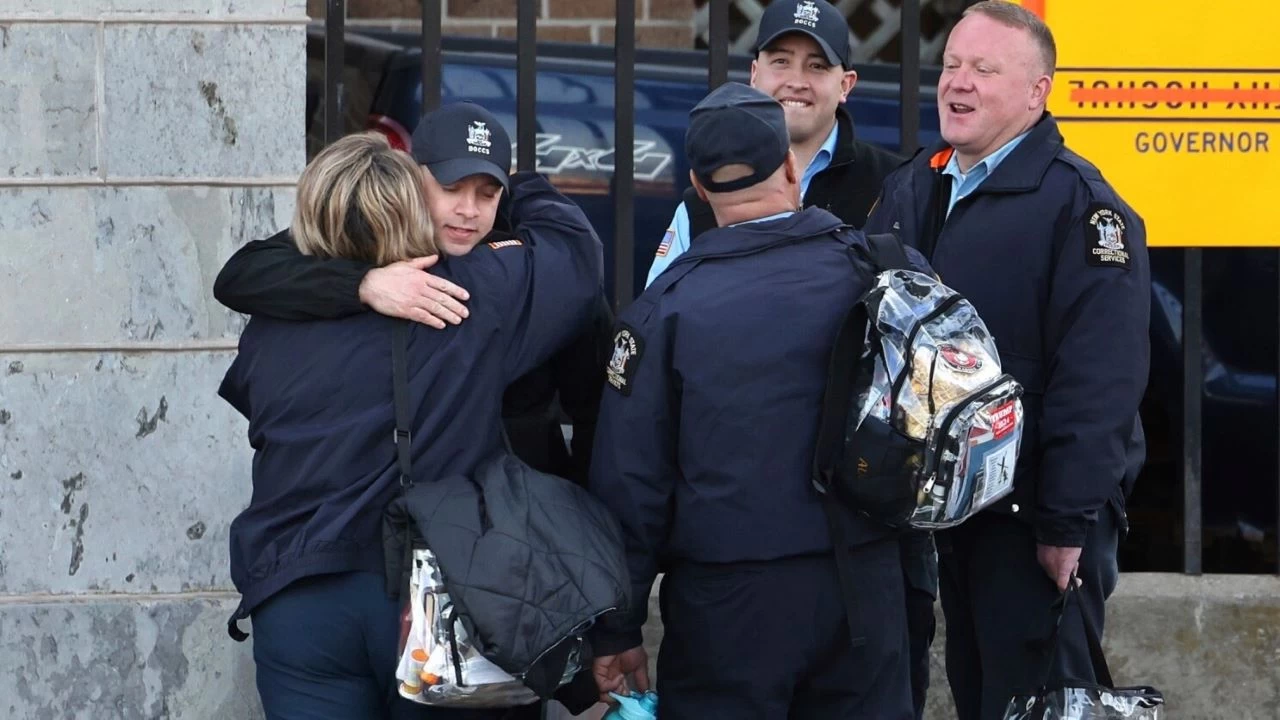 New York'ta 2 bini a�k�n gardiyan kovuldu