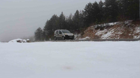 Nisan ayında yağan kar şaşırttı