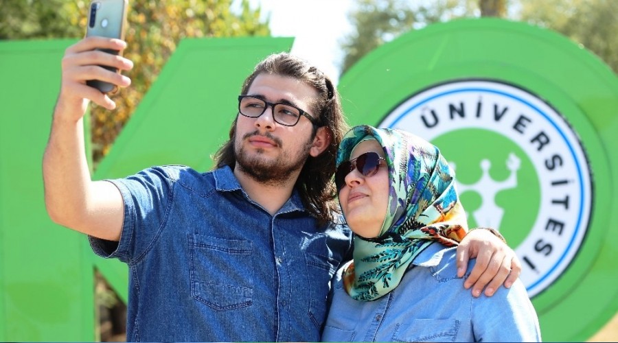 Oğluyla aynı üniversitede okuyacak