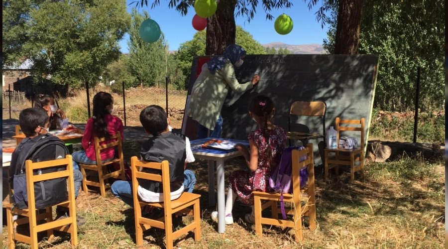 Öğrenciler istedi, öğretmen sınıfı bahçeye kurdu