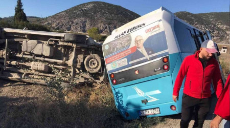 Öğrencileri taşıyan midibüs ile otomobil çarpıştı
