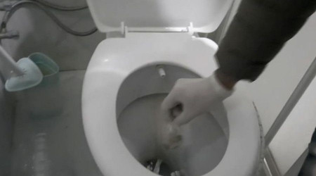 Öğrencileri zehirleyen uyuşturucular klozetten çıktı
