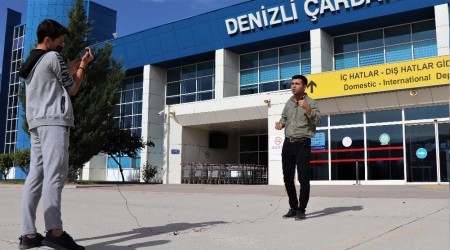 Öğrencilerin iyi anlaması için konuları yerinde anlatıyor