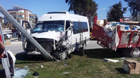 Okul servisi ile kamyon çarpıştı: 5 yaralı