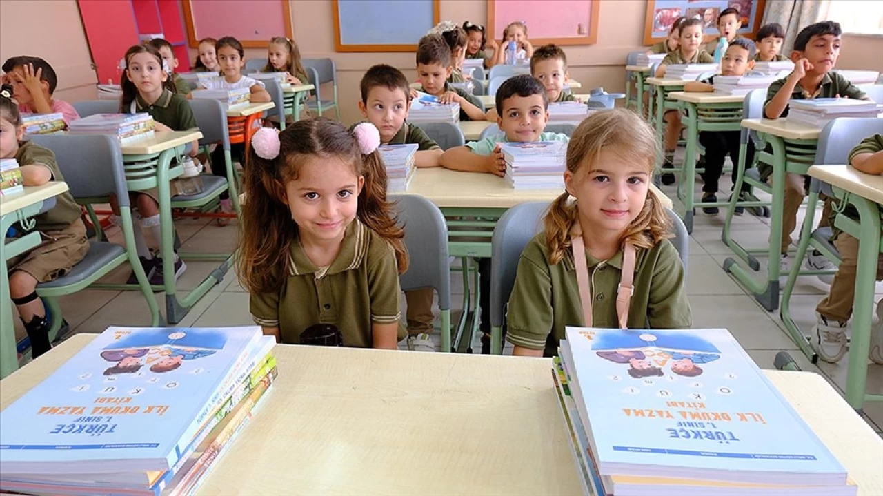 Okula Yeni Başlayan Çocuğa Aile Desteği: Sağlıklı Bir Başlangıcın Anahtarı