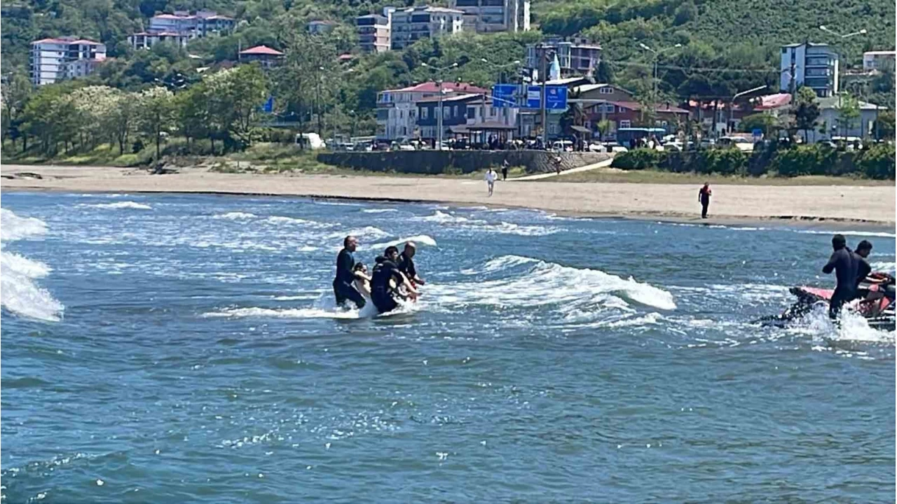 Ordu'da 3 lise öğrencisi denizde boğulma tehlikesi geçirdi