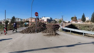 Ortas�nda delik olu�an k�pr� trafi�e kapat�ld�