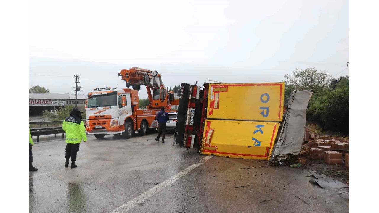 Otobanda tır devrildi, sürücüler kontak kapattı