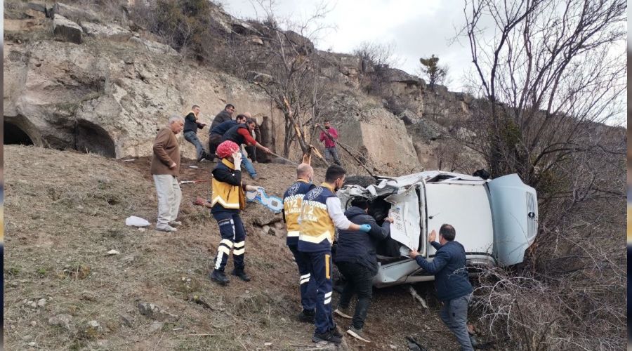 Otomobil 20 metre yükseklikten uçuruma yuvarlandı