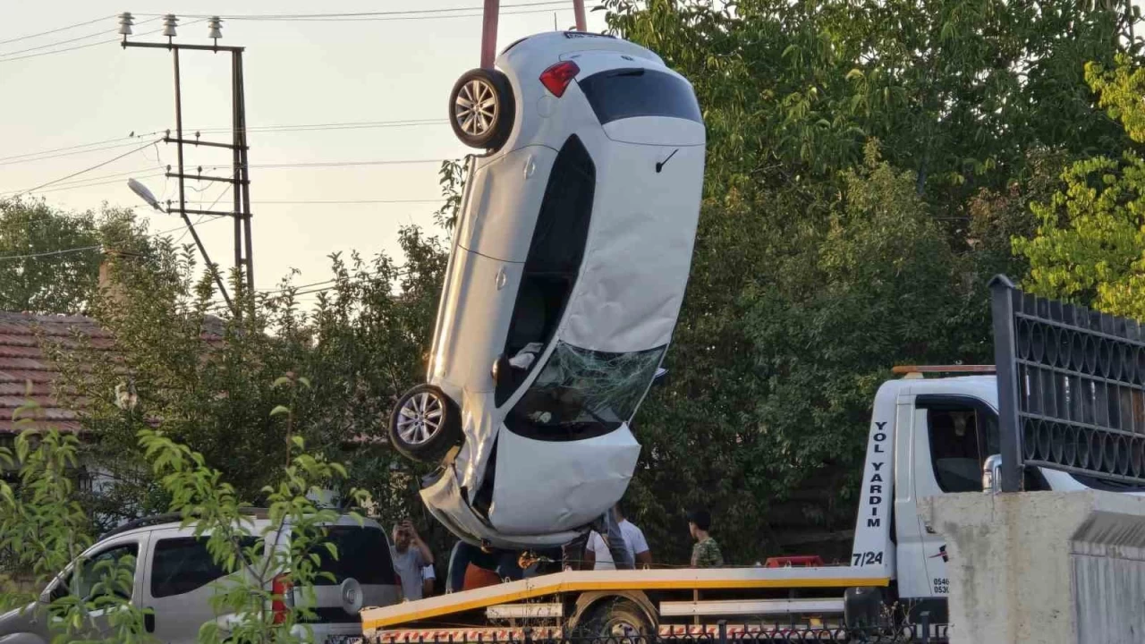 Otomobil, metrelerce y�kseklikten yere �ak�ld�