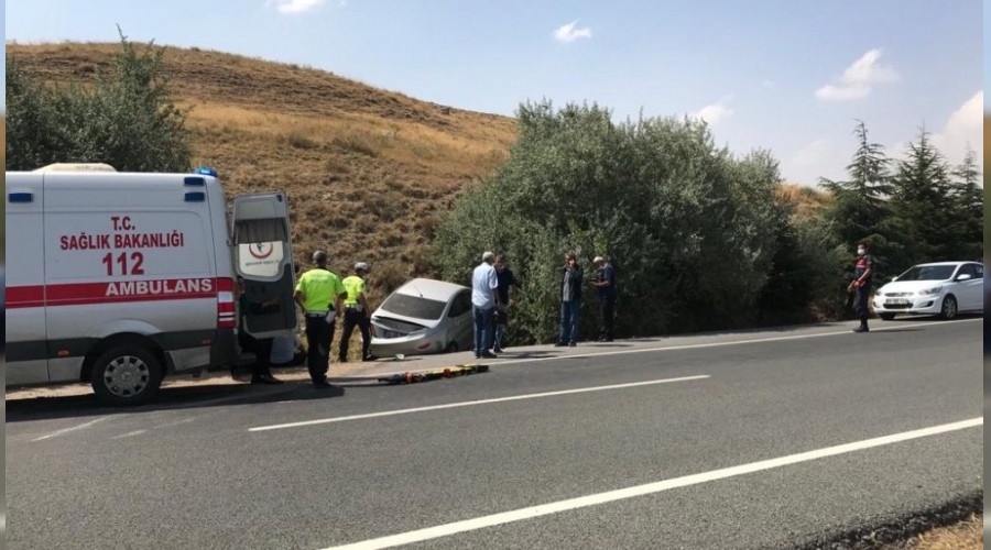 Otomobil yoldan çıktı: 2'si ağır 5 yaralı
