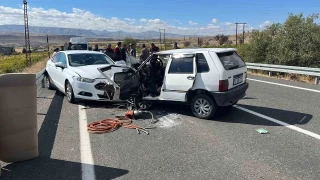 Otomobiller kafa kafaya arpt: 1'i ar, 4 yaral