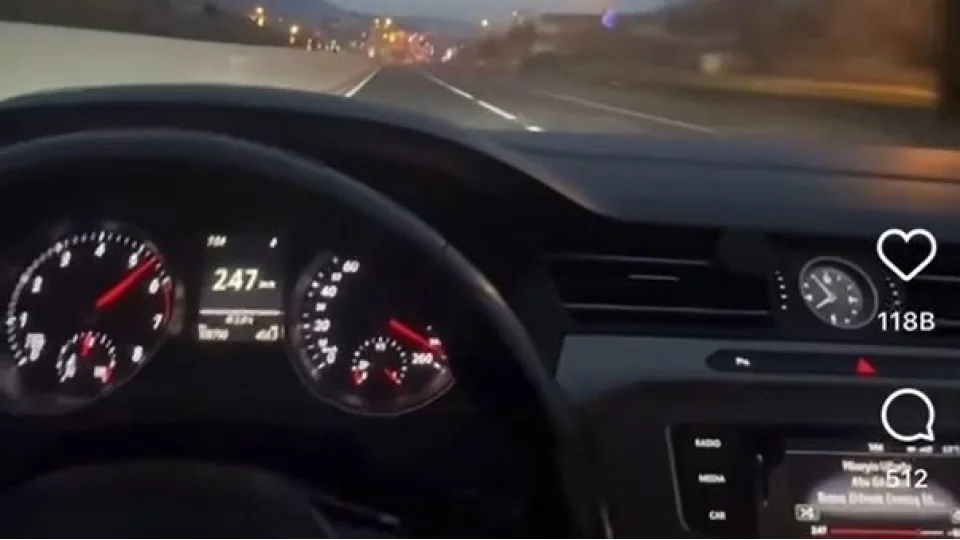 Otoyolda 250 kilometre h�z yapt�: Payla��nca yakaland�