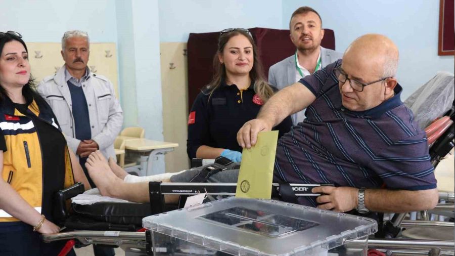 Oy kullanmaya ambulans ile gitti