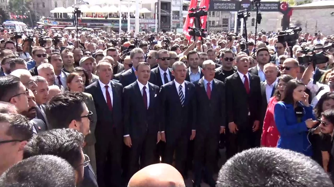 zgr zel, Taksim Cumhuriyet antna elenk brakt