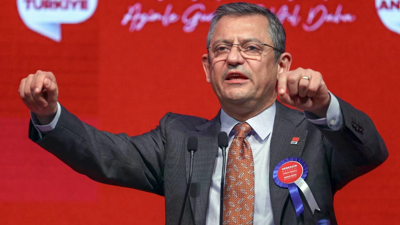 Özgür Özel: Üçünü de alnından öpüyorum, partililik budur