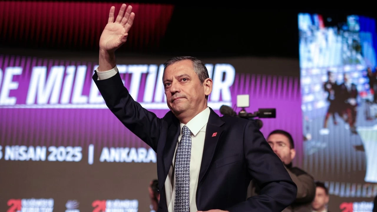 �zg�r �zel yeniden CHP Genel Ba�kan� se�ildi