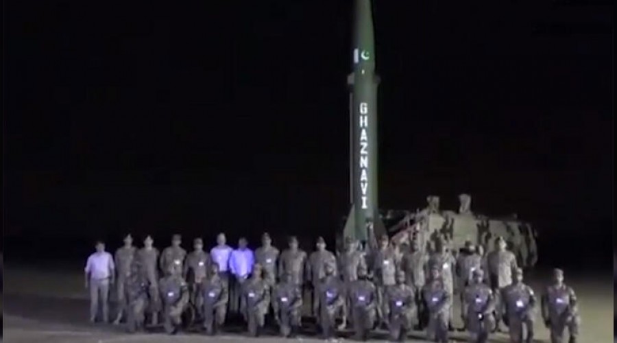 Pakistan balistik füze denedi