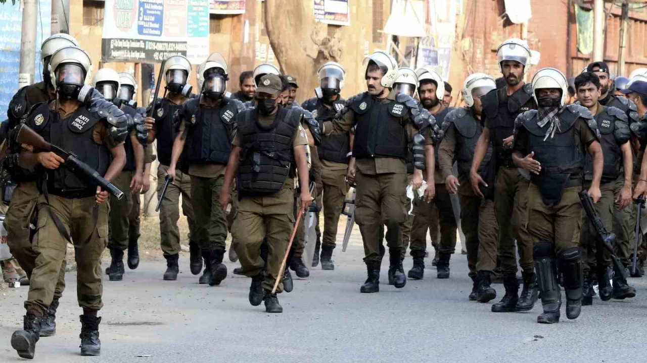 Pakistan'da kaos bitmiyor... Ordu sokağa indi