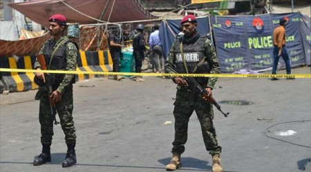 Pakistan'da militanlar polis merkezini ele geçirdi